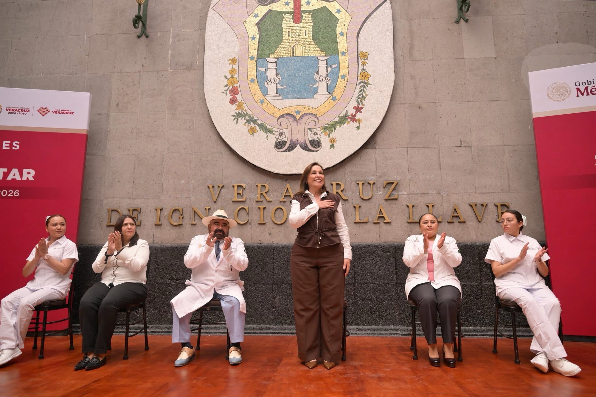 Rocío Nahle anuncia compra de 60 ambulancias y hace entrega de uniformes a personal de salud&nbsp;