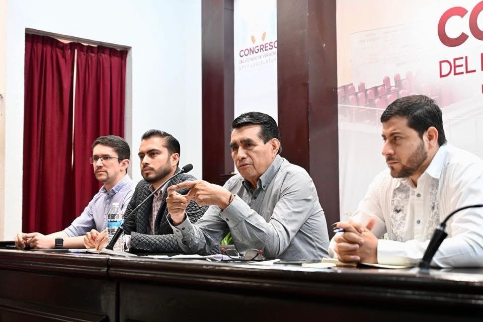 Esteban Bautista atiende a representantes sindicales