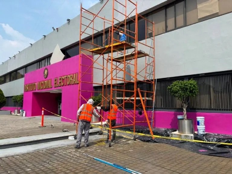 Pintan de color rosa al INE, aclaran que el guinda era una base